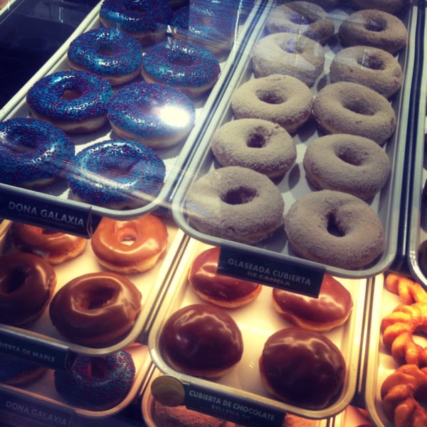 6/5/2013 tarihinde Kary M.ziyaretçi tarafından Krispy Kreme'de çekilen fotoğraf