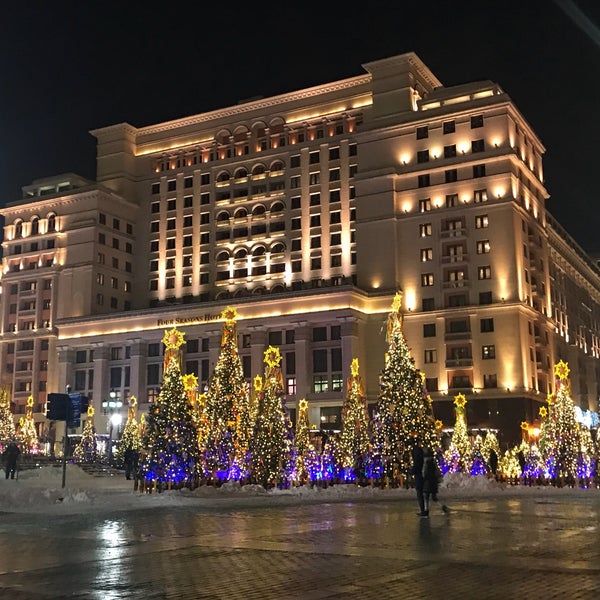 รูปภาพถ่ายที่ Manezhnaya Square โดย Oleg K. เมื่อ 2/7/2018