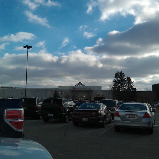 รูปภาพถ่ายที่ CherryVale Mall โดย Rodney H. เมื่อ 2/16/2013