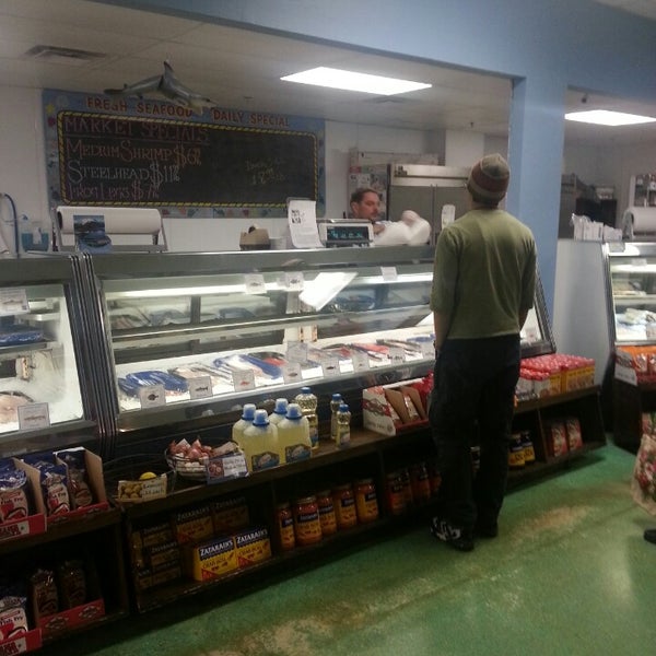 2/22/2013 tarihinde Vi N.ziyaretçi tarafından Quality Seafood Market'de çekilen fotoğraf