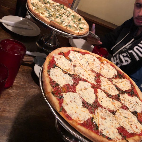 Foto scattata a Five Points Pizza da SKY il 12/21/2019