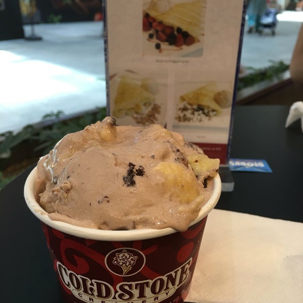Photo taken at Cold Stone Creamery by Vincent A. on 9/10/2016