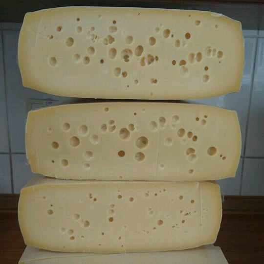 эдам тильзитер. сыр голландский 45% бзмж. сыр маасдам швейцария. твердые сыры. сыр.