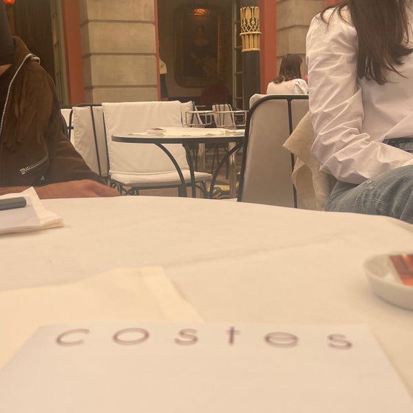 รูปภาพถ่ายที่ Hôtel Costes โดย Sattam N. เมื่อ 5/24/2022