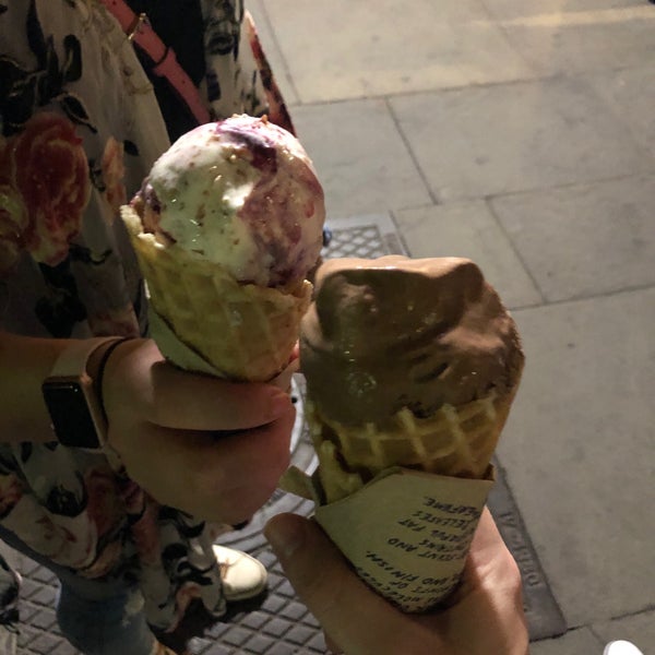 Снимок сделан в Jeni&#39;s Splendid Ice Creams пользователем Casey O. 4/8/2019