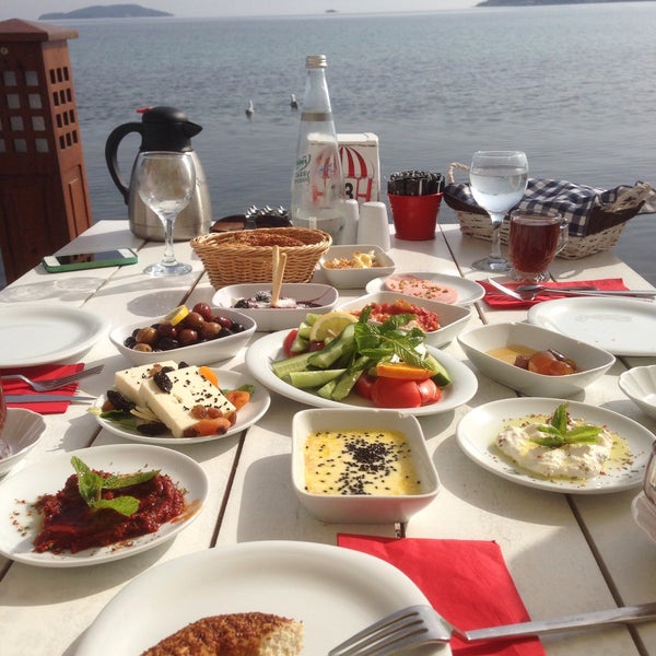 Das Foto wurde bei Denizaltı Cafe &amp; Restaurant von Murat Y. am 5/7/2015 aufgenommen