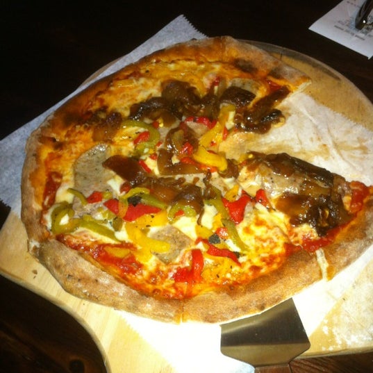 Foto diambil di Joe Mama&#39;s Pizza oleh Rick O. pada 10/26/2012