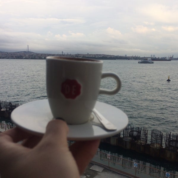 Das Foto wurde bei Restoran İstanbul Modern von Gulsen D. am 10/28/2017 aufgenommen