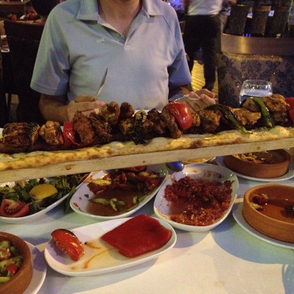 7/23/2013 tarihinde Ahu B.ziyaretçi tarafından Adanalı Hasan Kolcuoğlu Restaurant'de çekilen fotoğraf