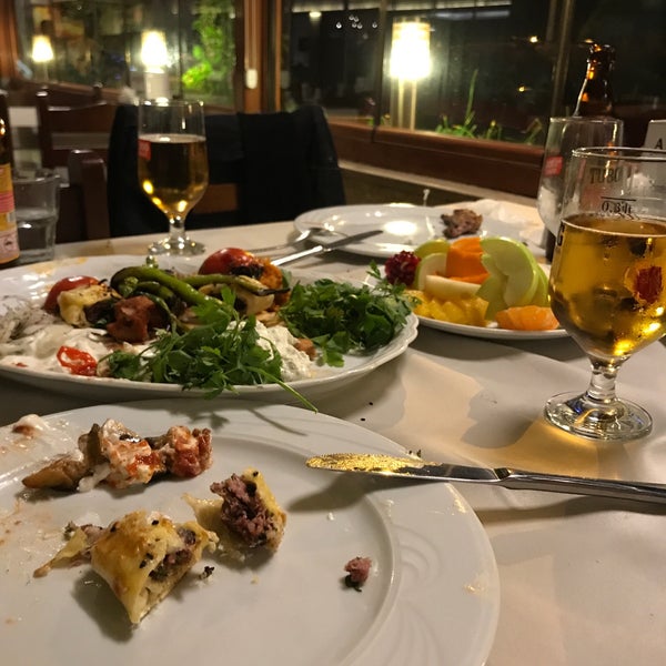 Снимок сделан в Antepli Et Restaurant Tatlı пользователем Yusuf 11/27/2018