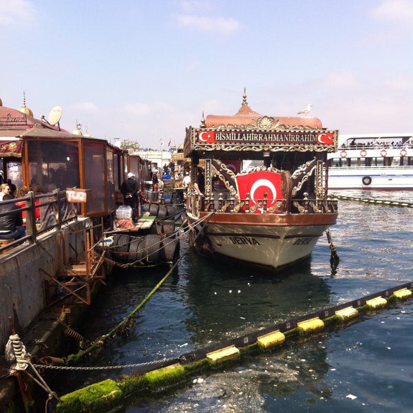 Foto scattata a Tarihi Eminönü Balık Ekmek da Nehir Y. il 5/3/2013