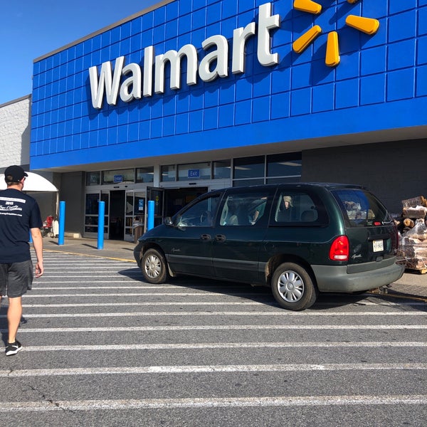 次での写真：Walmart Supercenter Lurayの大型店