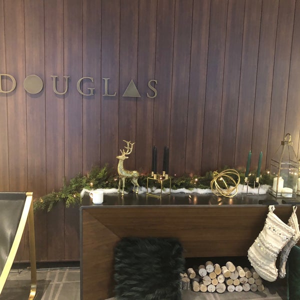 Photo taken at the DOUGLAS, Autograph Collection by Cecilia N. on 12/12/2018