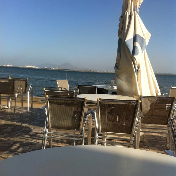aqua-lounge-coffee-shop-in-les-berges-du-lac