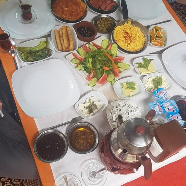Das Foto wurde bei Anadolu Köyü Restaurant von Hayatım b. am 10/21/2018 aufgenommen