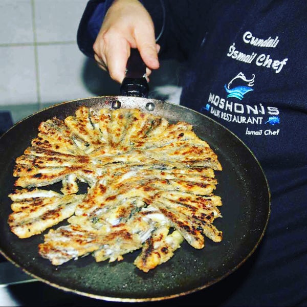 Foto diambil di Moshonis Balıkçısı İsmail Chef oleh MOSHONİS BALIKCISI CHEF İ. pada 2/11/2017