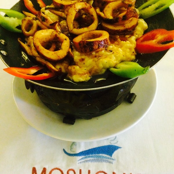 Foto diambil di Moshonis Balıkçısı İsmail Chef oleh MOSHONİS BALIKCISI CHEF İ. pada 12/18/2014