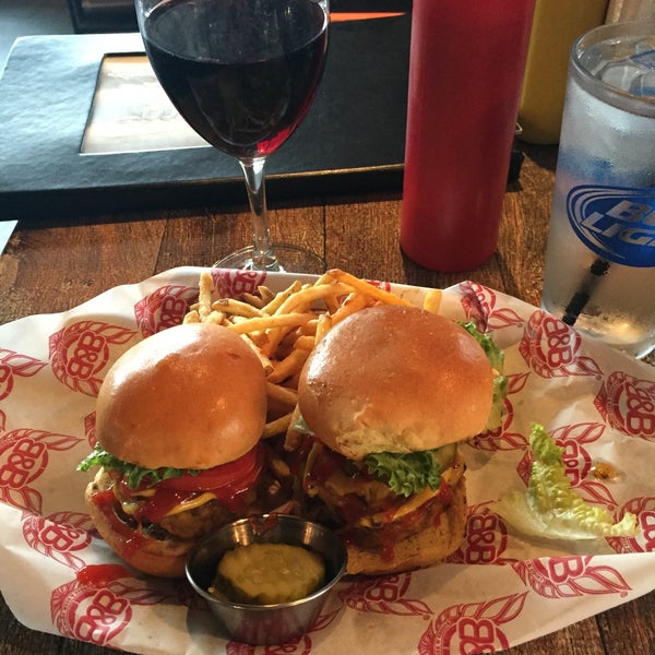 Foto scattata a Burger &amp; Beer Joint da Lara B. il 4/20/2015