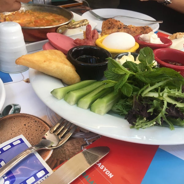 Photo taken at Yeni Yeşilçam Cafe by V.bdr. on 7/21/2018