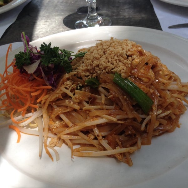 รูปภาพถ่ายที่ Tanad Thai Cuisine โดย Gabby A. เมื่อ 6/7/2014
