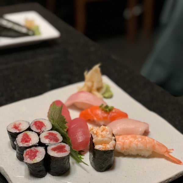 Foto diambil di Sushi Den oleh Errrka pada 10/24/2019