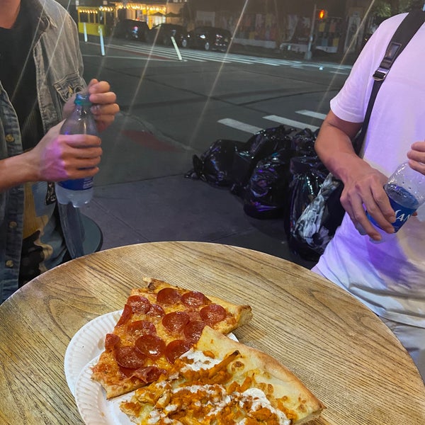 รูปภาพถ่ายที่ Bleecker Street Pizza โดย Catherine C. เมื่อ 8/26/2021