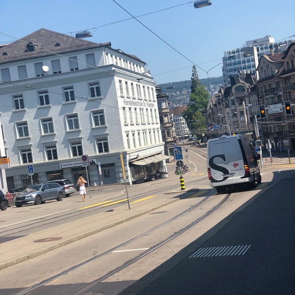 รูปภาพถ่ายที่ Bahnhof Zürich Enge โดย Just.A เมื่อ 7/24/2018