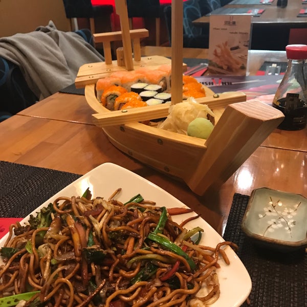 Foto diambil di Sushi Inn oleh F A. pada 1/4/2018