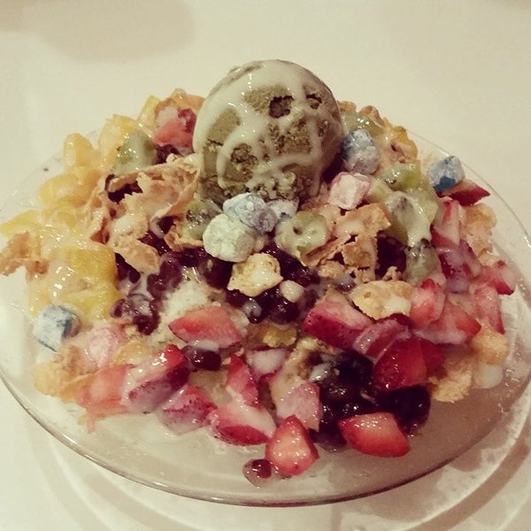 Das Foto wurde bei Just Sweet Dessert House von Gina L. am 8/8/2014 aufgenommen