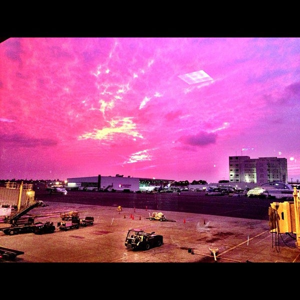 Foto diambil di USO Hawaii&#39;s Airport Center oleh Joshua P. pada 12/6/2012