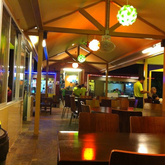 Foto scattata a Rasa Istimewa C2K Restaurant da ian d. il 11/26/2012