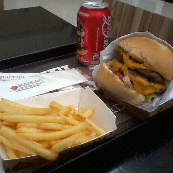 3/27/2013 tarihinde Ezio A.ziyaretçi tarafından Madero Burger'de çekilen fotoğraf