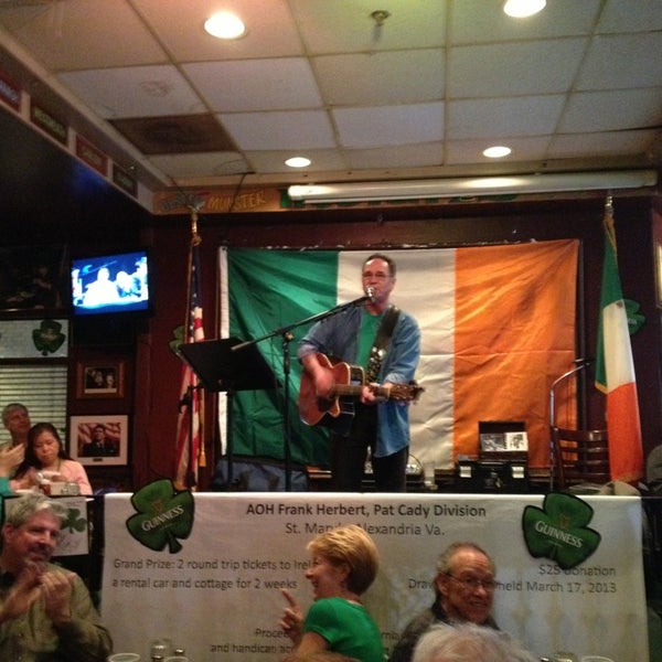 รูปภาพถ่ายที่ Ireland&#39;s Own Pub โดย Tristan W. เมื่อ 3/16/2013