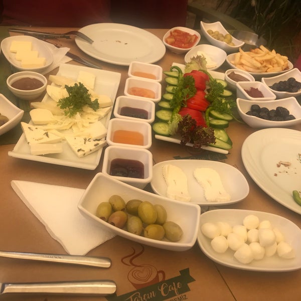 รูปภาพถ่ายที่ Tarçın Cafe โดย Mert Ç. เมื่อ 8/13/2018