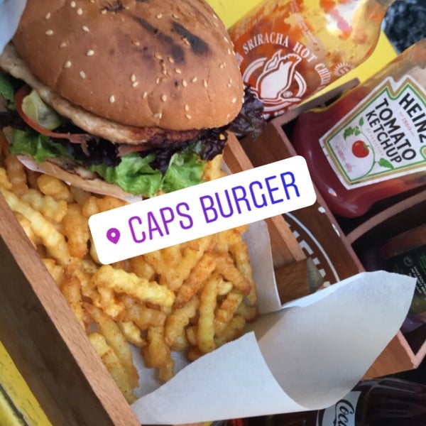 Photo prise au Caps Burger Pozcu par Uğur T. le12/12/2017