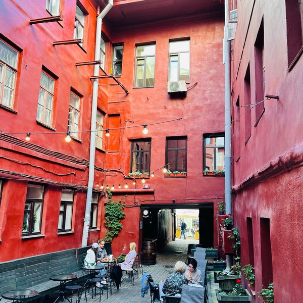 Красные дворы москва. Улица немига и красный дворик в минске. Ул. Дворики. Красный дворик немига.