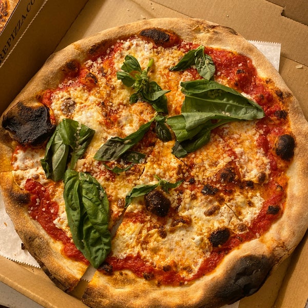 Foto scattata a Pitfire Pizza da Elizabeth il 3/6/2020
