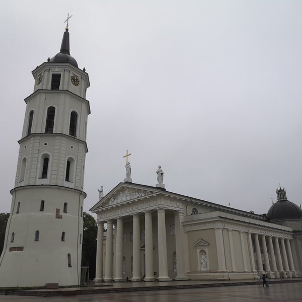 Foto scattata a Vilniaus arkikatedra ir Šv. Kazimiero koplyčia | Cathedral of St Stanislaus and St Vladislav and Chapel of St Casimir da Shahrul H. il 9/21/2019