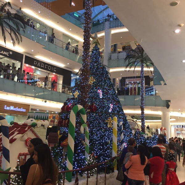 รูปภาพถ่ายที่ Ágora Mall โดย Jose P. เมื่อ 1/6/2018