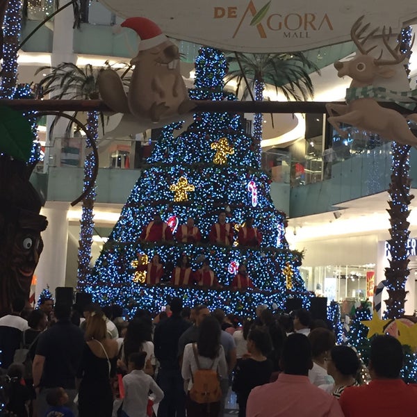 The best Mall in Santo Domingo. En Navidad canta el coro al Pie del Árbol Navideño en el primer piso.