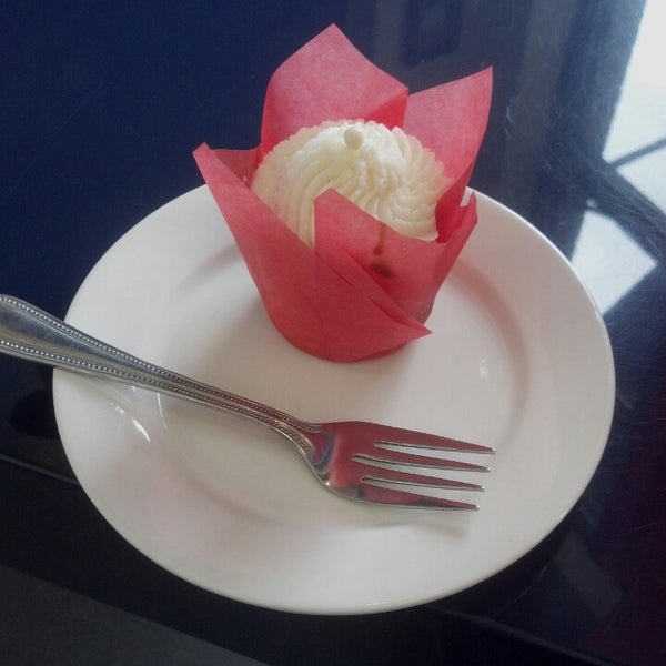 รูปภาพถ่ายที่ Ethereal Cupcake and Coffee Shoppe โดย Tina J. เมื่อ 3/11/2013