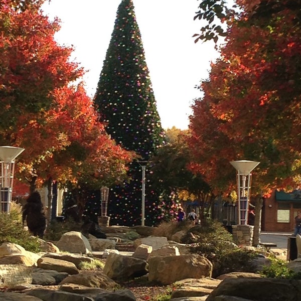 รูปภาพถ่ายที่ Triangle Town Center Mall โดย Christie B. เมื่อ 11/2/2013