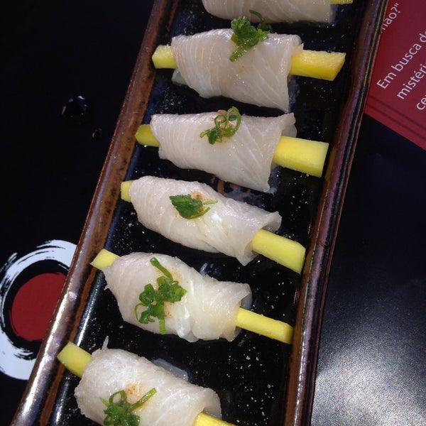 รูปภาพถ่ายที่ Nazo Sushi Bar โดย Heloisa B. เมื่อ 5/9/2013