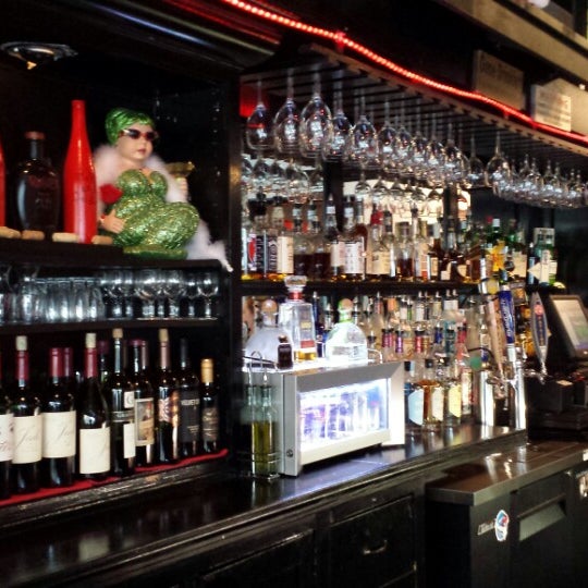 รูปภาพถ่ายที่ Rosie&#39;s Bar &amp; Grill โดย Paul C. เมื่อ 5/1/2014