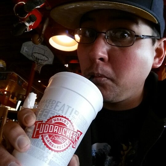 Photo taken at Fuddruckers by Leo P. on 1/23/2015