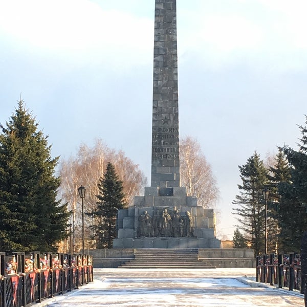 Обелиск ревда. Обелиск героям советского союза великий новгород. обелиск герои. обелиск персонаж.