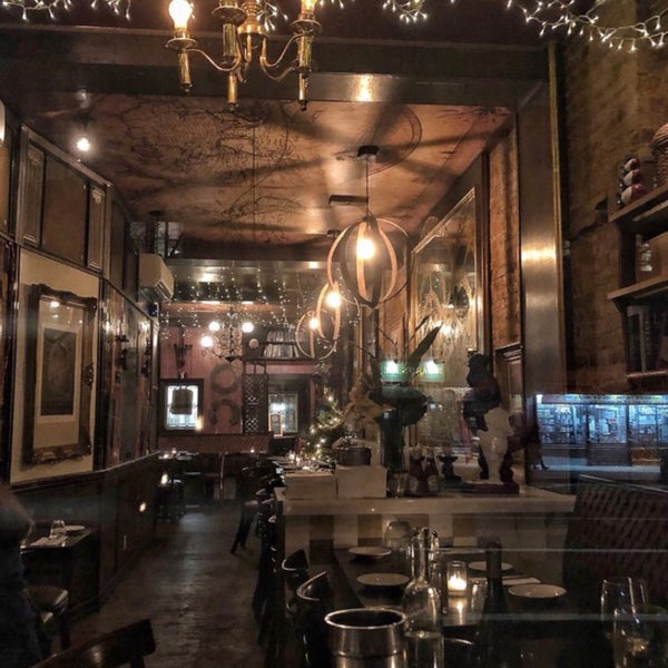Romantic ambiance, charming decor and lighting.  Oyster specials, excellent tuna tar tar and escargot.