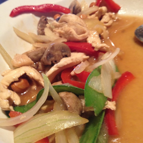 Das Foto wurde bei Thai Dee Restaurant von Joane am 5/10/2013 aufgenommen