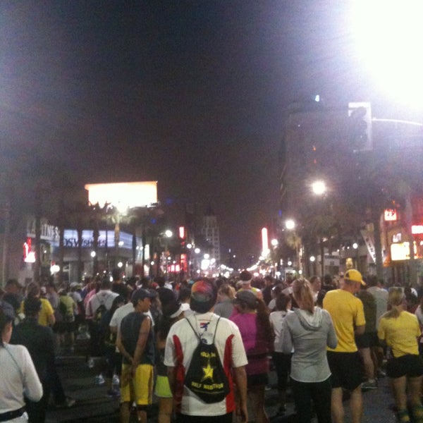 Das Foto wurde bei Hollywood Half Marathon &amp; 5k / 10k von Kaitlyn am 4/6/2013 aufgenommen
