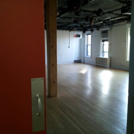 รูปภาพถ่ายที่ BAX | Brooklyn Arts Exchange โดย Fernando M. เมื่อ 11/26/2012
